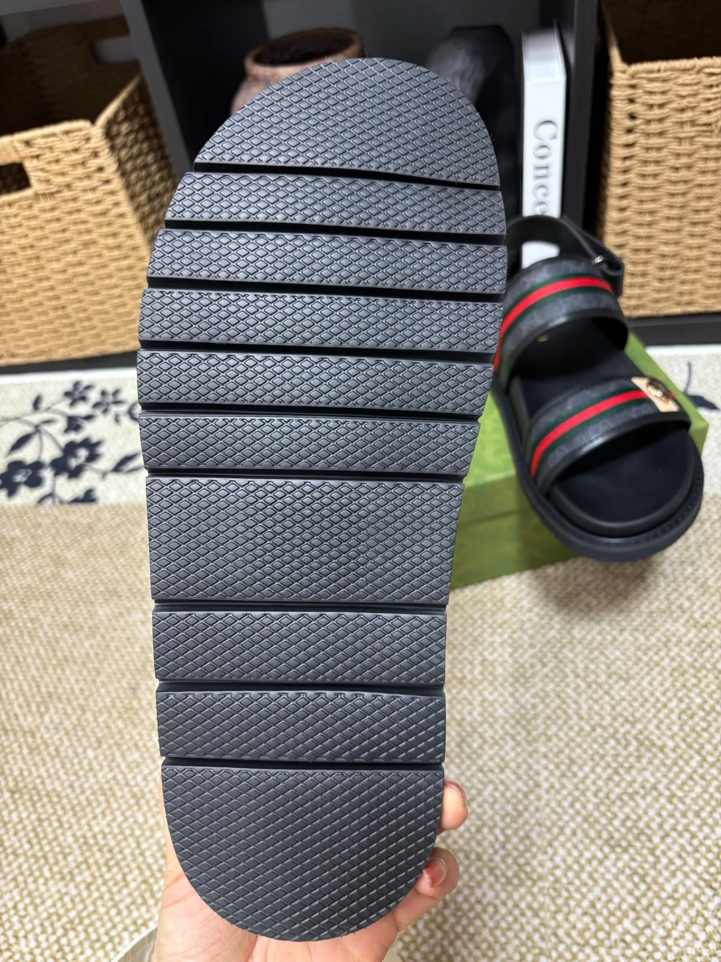 Factory 💰 300 yuan Gucci slippers] high-end men's shoes brand official website 1:1 latest masterpiece: original mold customization, the fabric is made of imported original materials, upgraded outsole, lighter and non-slip. The market's top quality, simple yet tasteful, a must-have for fashionistas, fashionable at your feet, full of confidence, the same style at the counter 👍The season of summer slippers is here. Code: 38-45 (45 customized)